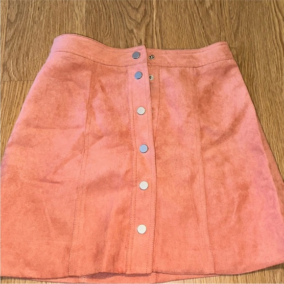 H&M Button mini Skirt in Soft Pink peach color Suede feeling fabric - Picture 4 of 6